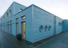 Cape-Cod-blaue-Fassade-Glattkant-Sonderfarbton