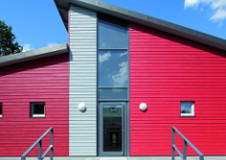 Cape-Cod-rote-Fassade-Bevelprofil-Sonderfarbton