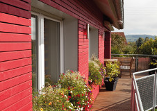 Cape-Cod-rote-Fassade-Rhombusleiste-Granatrot