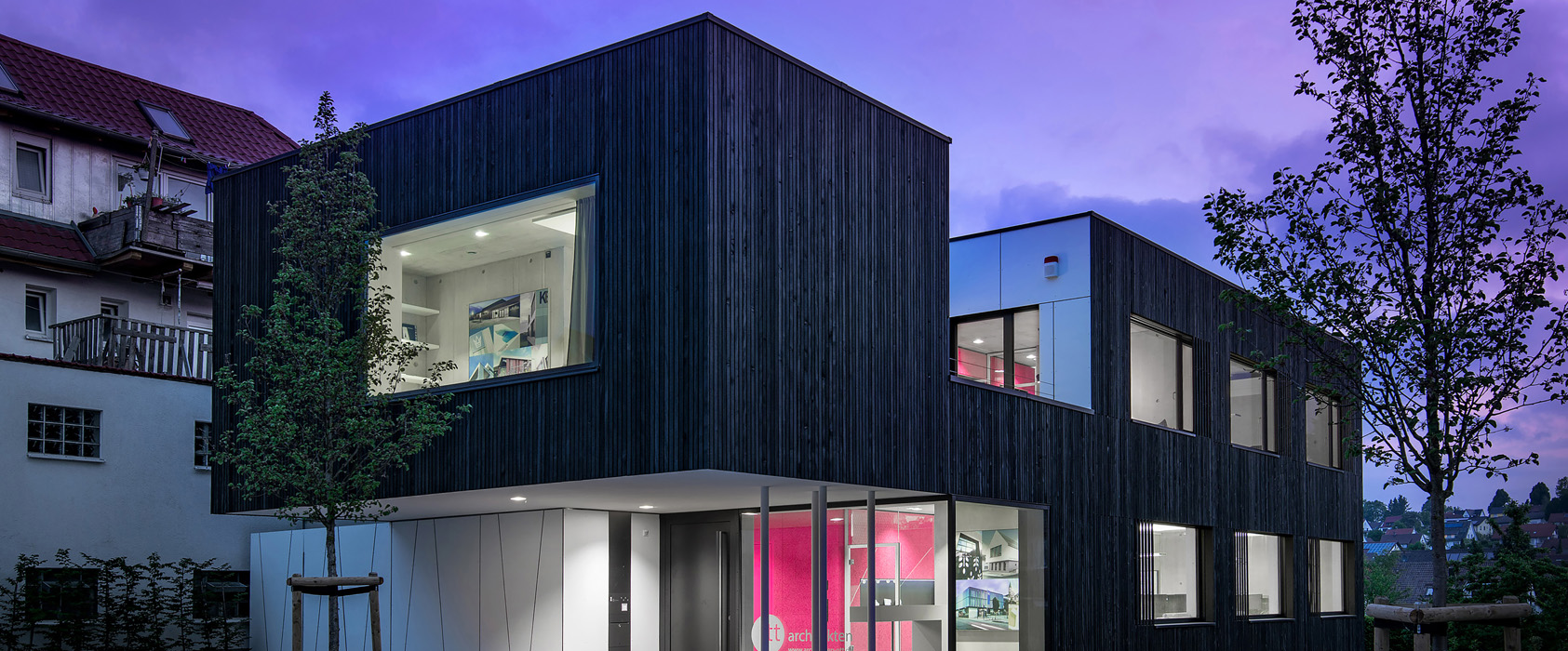 Die mattschwarze Fassade